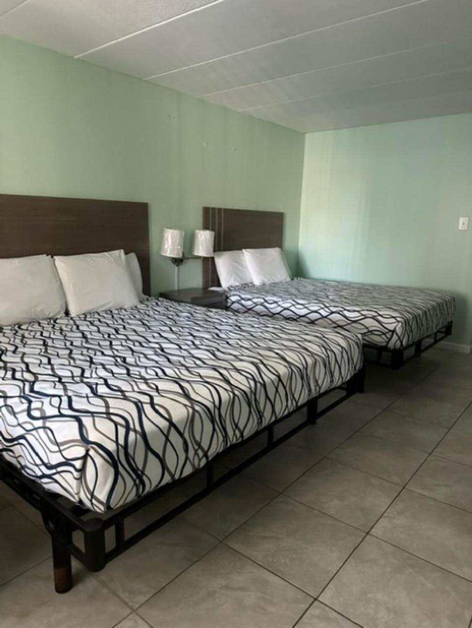 Royal Canadian Motel Уайлдууд Екстериор снимка