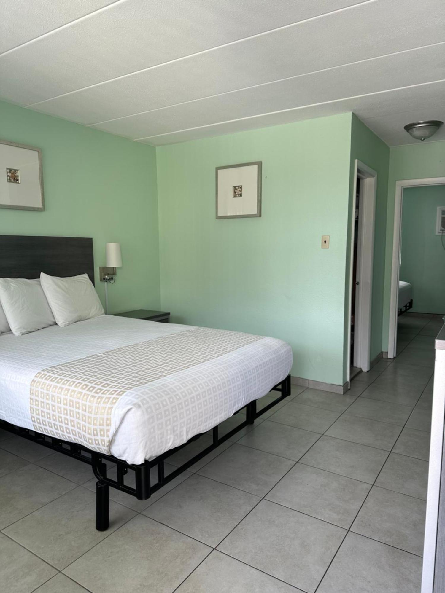 Royal Canadian Motel Уайлдууд Екстериор снимка